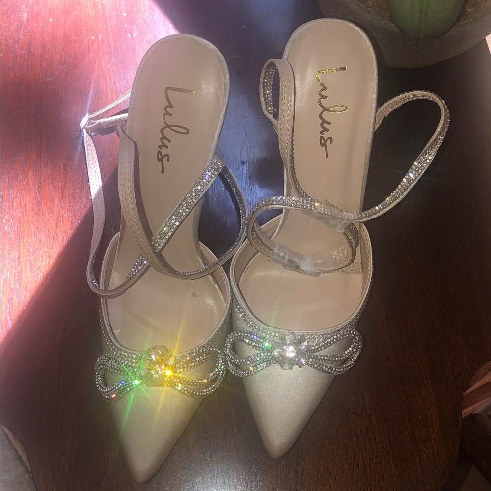 Lulus Lullie rhinestone bow bone/off white satin heels NWOT size 9